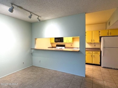 4. Dining Area & Breakfast Bar