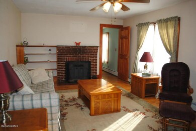 33 Liv & fireplace