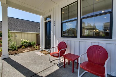 636 NE Isabella Ln, Bend, OR 97701 - photo 2