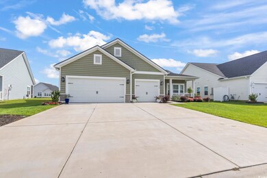 View of front of house featuring a front lawn, a g