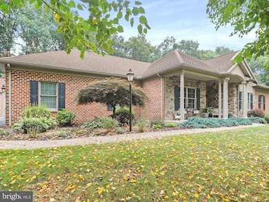 315 Lindman Dr, Chambersburg, PA 17202 - photo 2