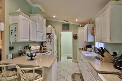 Kitchen with breakfast bar