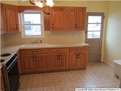 75 Claypit Rd, Staten Island, NY 10309 - photo 7