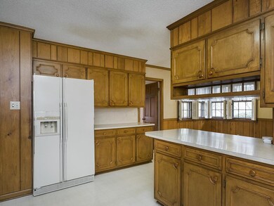 Kitchen w lots of cabinets