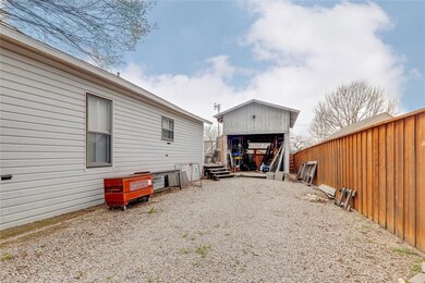Large driveway with one car garage, bei