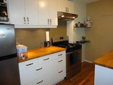Kitchen with appliances with stainless steel fini