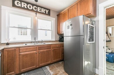 CROWN MOLDING, STAINLESS STEEL APPLIANCES