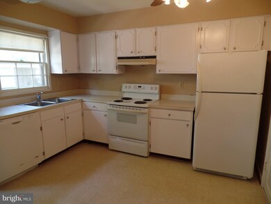 6014 Queenston St, Springfield, VA 22152 - photo 3