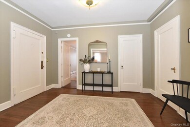 Wychwood unit 6-D, Great Neck, NY 11021 - photo 4