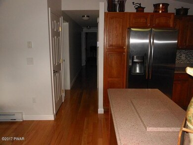 813 E Spur Ct, Lords Valley, PA 18428 - photo 4