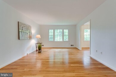 8317 Epinard Ct, Annandale, VA 22003 - photo 4