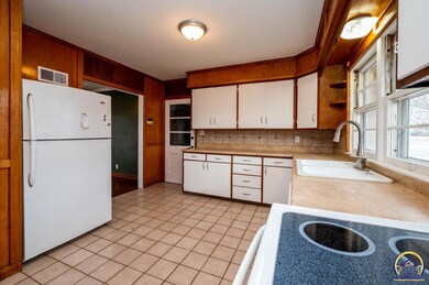 3639 SW Stratford Rd, Topeka, KS 66604 - photo 6