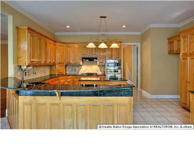 GRANITE COUNTERTOPS W/TUMBLE STONE BACKSPLASH
