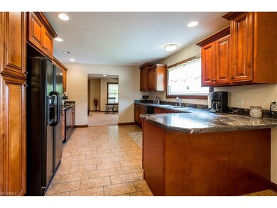 GREAT KITCHEN! LOTS OF ROOM AND LOTS OF CUPBOARDS!