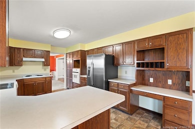 Kitchen w/ breakfast bar, eat-in dining
