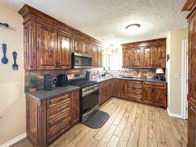 815 W D Ave, Cache, OK 73527 - photo 3