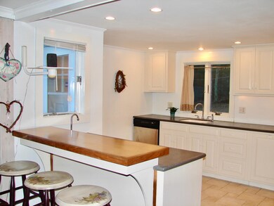 Kitchen with breakfast bar