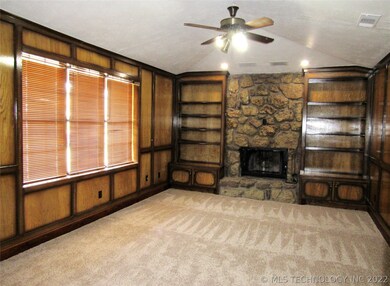 Beautiful wood walls w/stain accent. Built in book