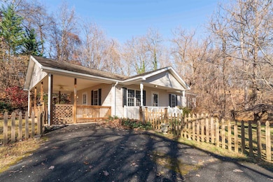 444 Peach St, Staunton, VA 24401 - photo 2