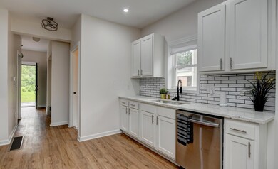Downstairs Unit- Kitchen (2)