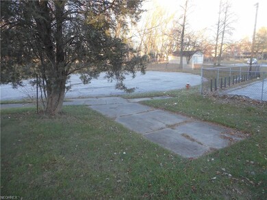 Here's the driveway. There is plenty of room for a
