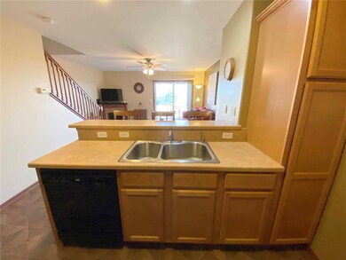 2900 Samuel Ct SW unit B, Cedar Rapids, IA 52404 - photo 5