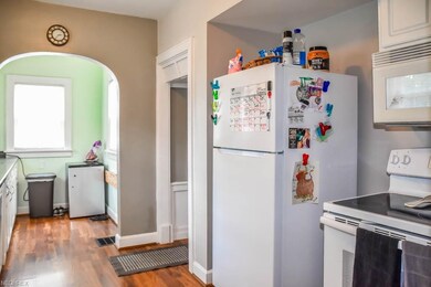 The kitchen comes fully applianced!