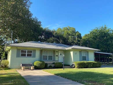 1605 Elizabeth St, Gainesville, TX 76240 - photo 2