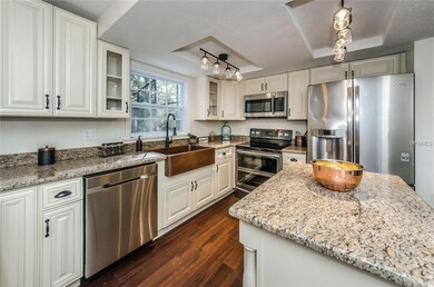 GORGEOUS ALL WOOD SOFT CLOSE CABINETS & VENETIAN G