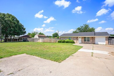 826 Meadowlark Cir, Granbury, TX 76049 - photo 2
