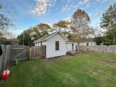 230 E Southland Ave, Alvin, TX 77511 - photo 3