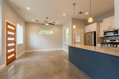 Kitchen featuring stainless steel appliances, con