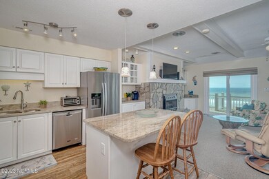 Kitchen w/ island seating