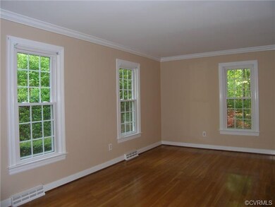 Living Room/Hardwood Floor/Crown Molding/New Champ