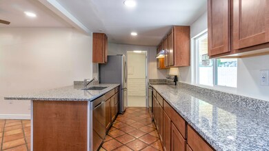 3249 E Sunnyside Ln-17