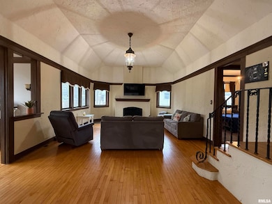 606 W Main St, Carmi, IL 62821 - photo 5