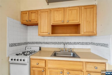 The Madrid unit B5, Jersey City, NJ 07306 - photo 6