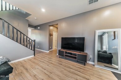 105-FrontRoom_2