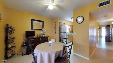 QKUXR6SeMZC - Dining Room