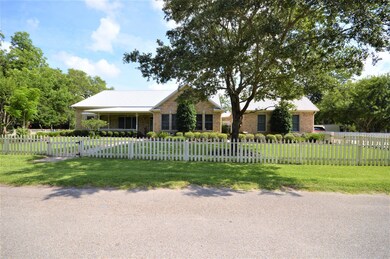 716 W Blum St, Alvin, TX 77511 - photo 3