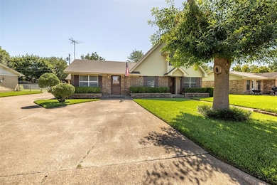 1604 Lyndale Dr, Ennis, TX 75119 - photo 4