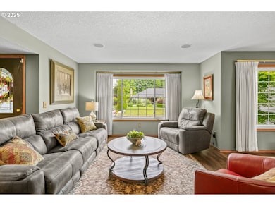 Living Room/Entrance
