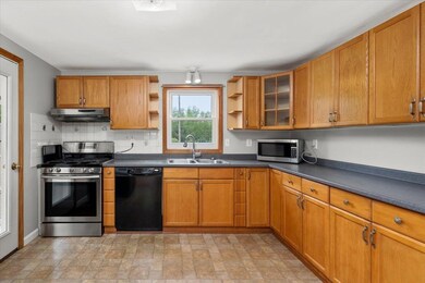 31 Syracuse Rd, Nashua, NH 03064 - photo 4