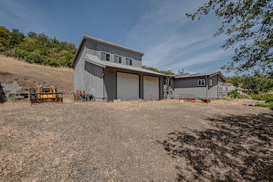 1374 W Linn Rd, Eagle Point, OR 97524 - photo 5