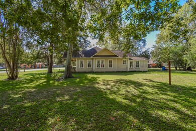 1503 Smith St, Waller, TX 77484 - photo 4