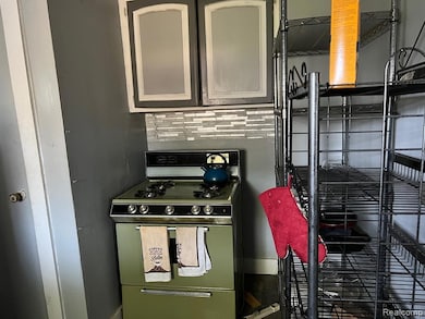Kitchen with range with gas stovetop and tasteful backsplash