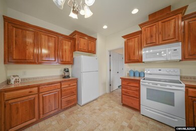 486 NE Holiday Ave, Dallas, OR 97338 - photo 4