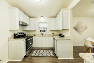 323 Coventry Ln, Alvin, TX 77511 - photo 5