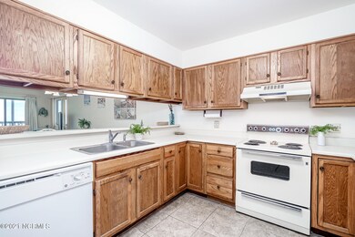 Large kitchen w/ peninsula seating