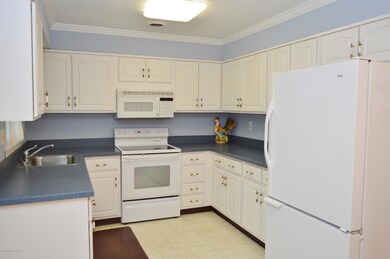 NICE EAT IN KITCHEN
